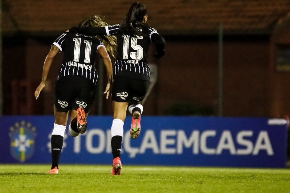 Gabi Nunes e Miri comemorando o gol da vitria contra o So Paulo, pelo Brasileiro Feminino