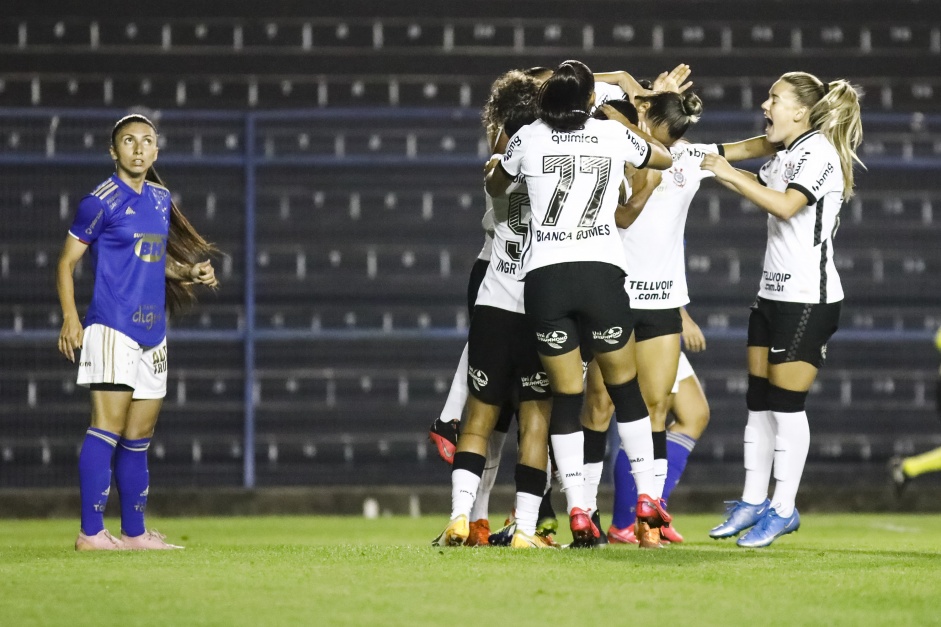 Elenco comemorando o gol de Gabi Portilho contra o Cruzeiro, pelo Brasileiro Feminino