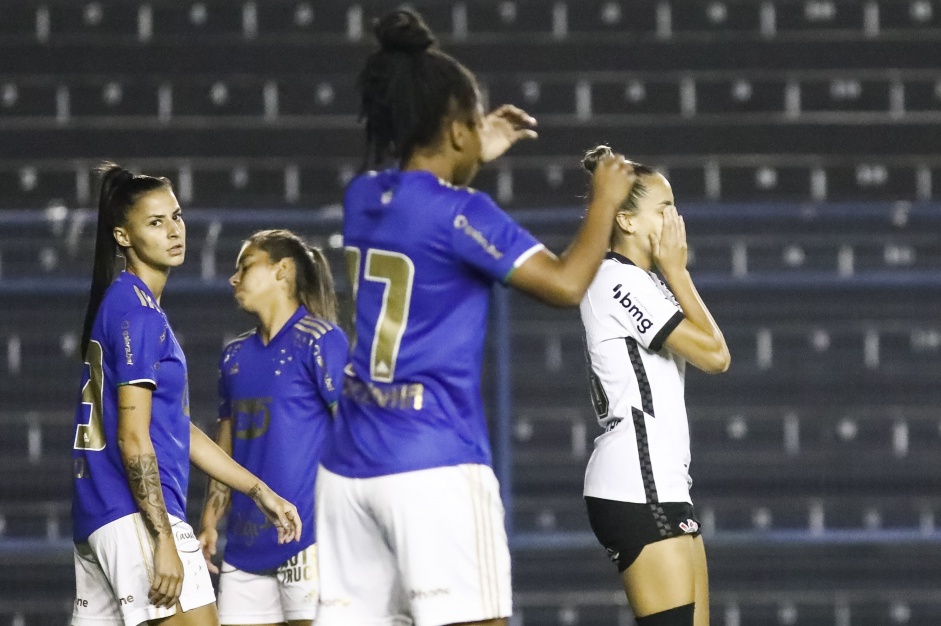 Gabi Portilho comemorando seu gol contra o Cruzeiro, pelo Brasileiro Feminino