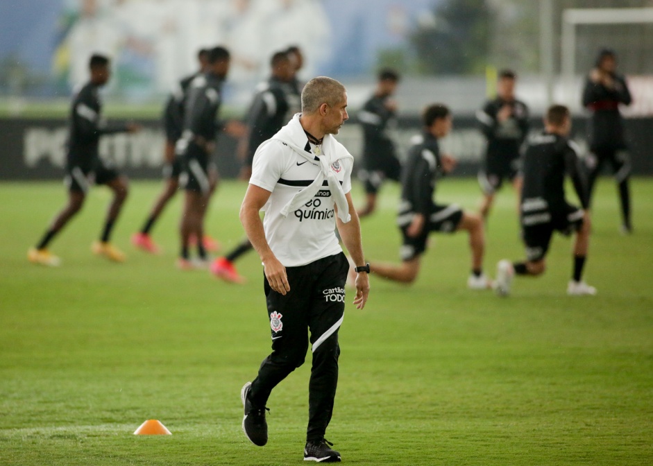 Tcnico Sylvinho durante dia de treino do Corinthians, no CT Dr. Joaquim Grava