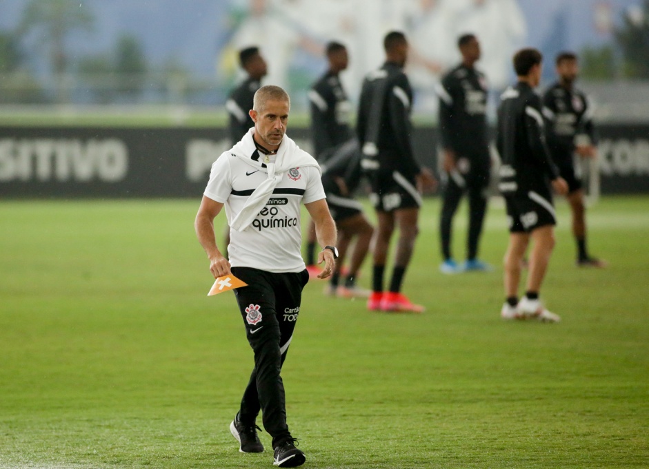 Treinador Sylvinho durante dia de treino do Corinthians, no CT Dr. Joaquim Grava