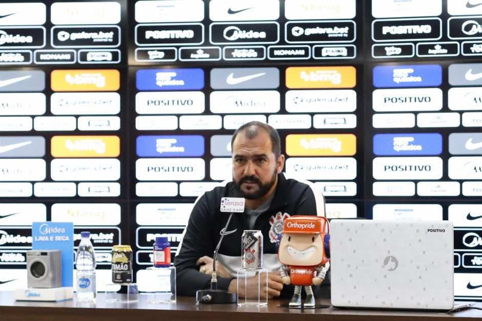 Danilo, tcnico da categoria Sub-23 do Corinthians, durante entrevista coletiva