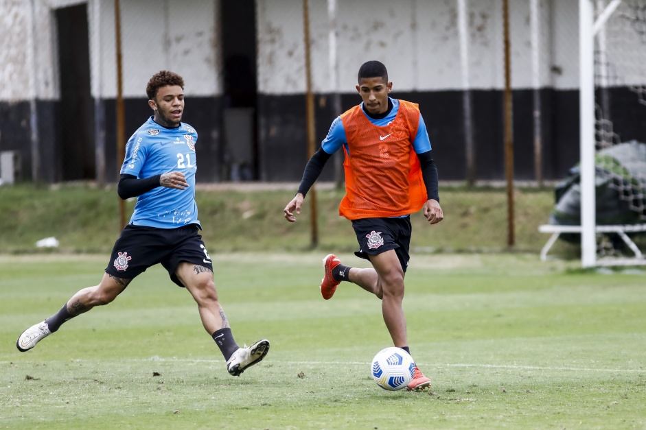 Rafael Bilu e Igor Marques durante treino do elenco de Aspirantes do Corinthians