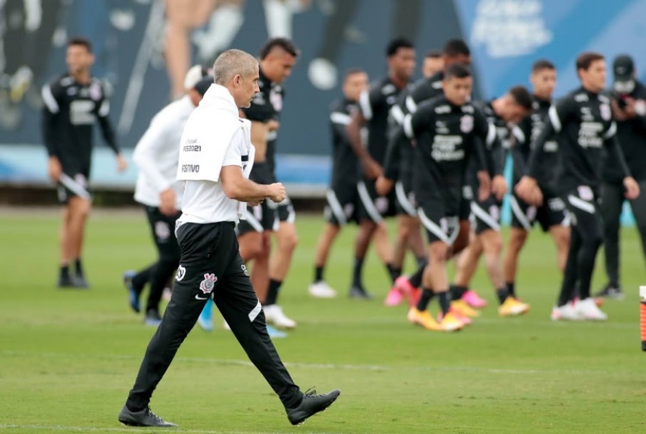 Sylvinho no ltimo treino do Corinthians antes do jogo contra o Atltico-GO, pela Copa do Brasil