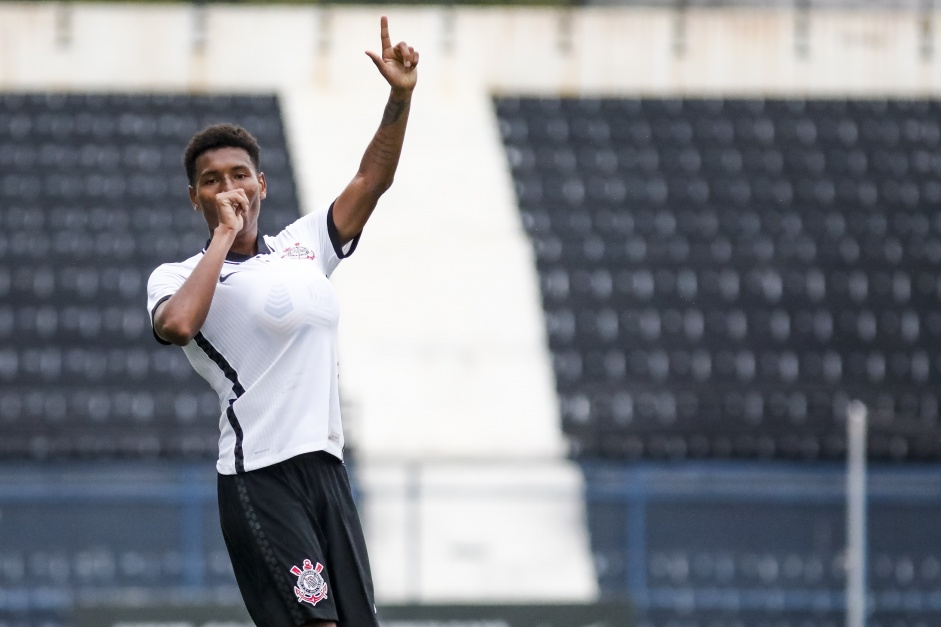 Warian comemorando seu gol no jogo entre Corinthians e Santos, pelo Brasileiro de Aspirantes