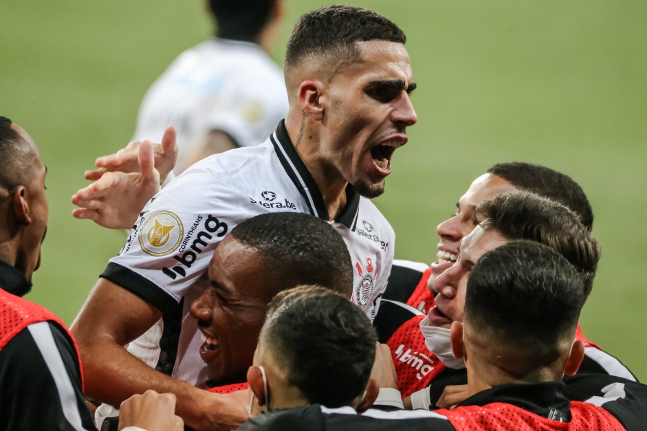 Gabriel comemorando seu gol no duelo entre Corinthians e Palmeiras, pelo Brasileiro