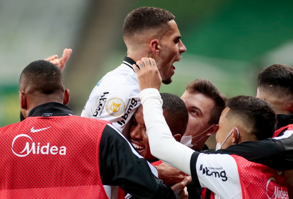 Gabriel comemorando seu gol com o elenco no Drbi entre Corinthians e Palmeiras, pelo Brasileiro