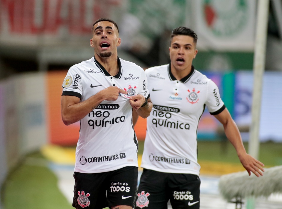 Gabriel e Roni comemorando o gol do volante do Drbi entre Corinthians e Palmeiras, pelo Brasileiro
