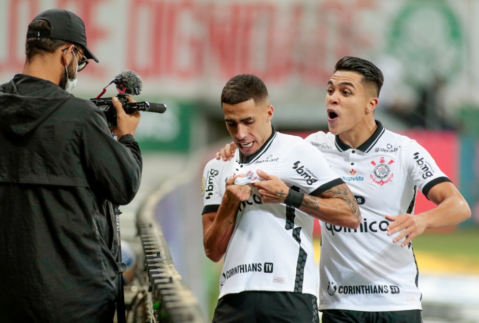 Gabriel e Roni comemorando o gol do volante no Drbi entre Corinthians e Palmeiras, pelo Brasileiro