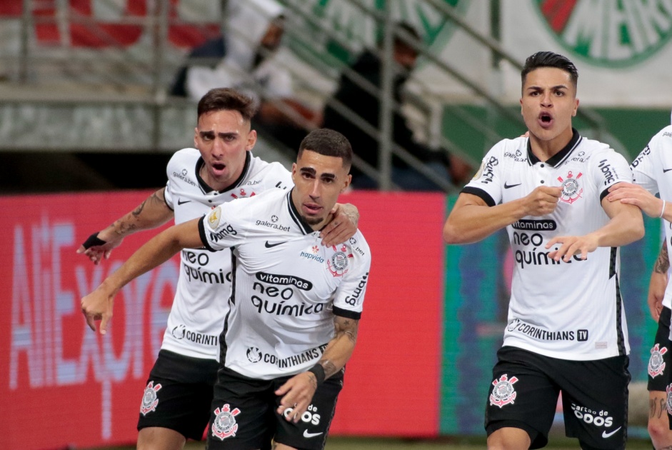 Gustavo Silva, Gabriel e Roni comemorando o gol do volante do Corinthians no Drbi, pelo Brasileiro