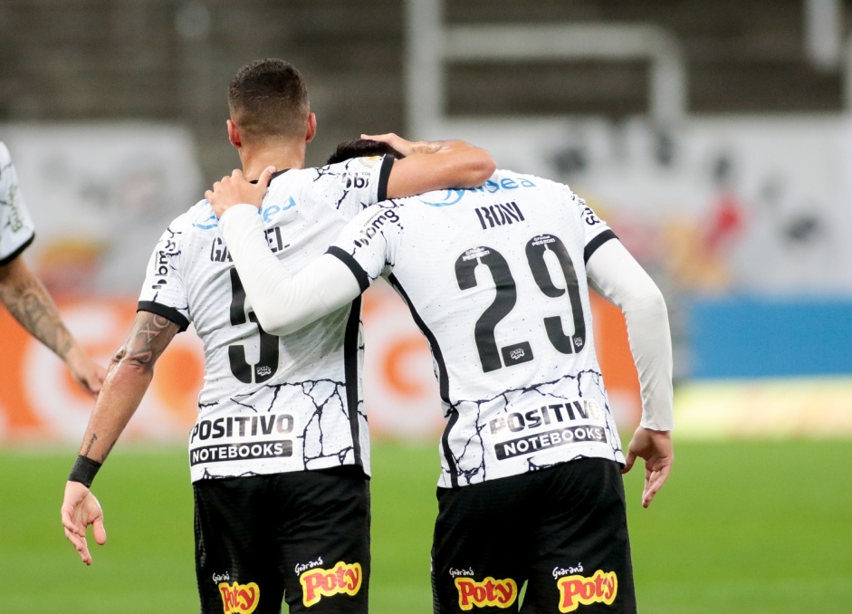 Gabriel comemora com Roni o gol do garoto contra o Red Bull Bragantino, pelo Brasileirão