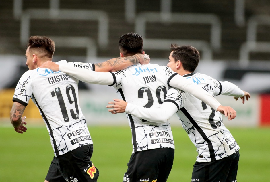 Gustavo, Roni e Fagner comemorando o gol contra o Red Bull Bragantino