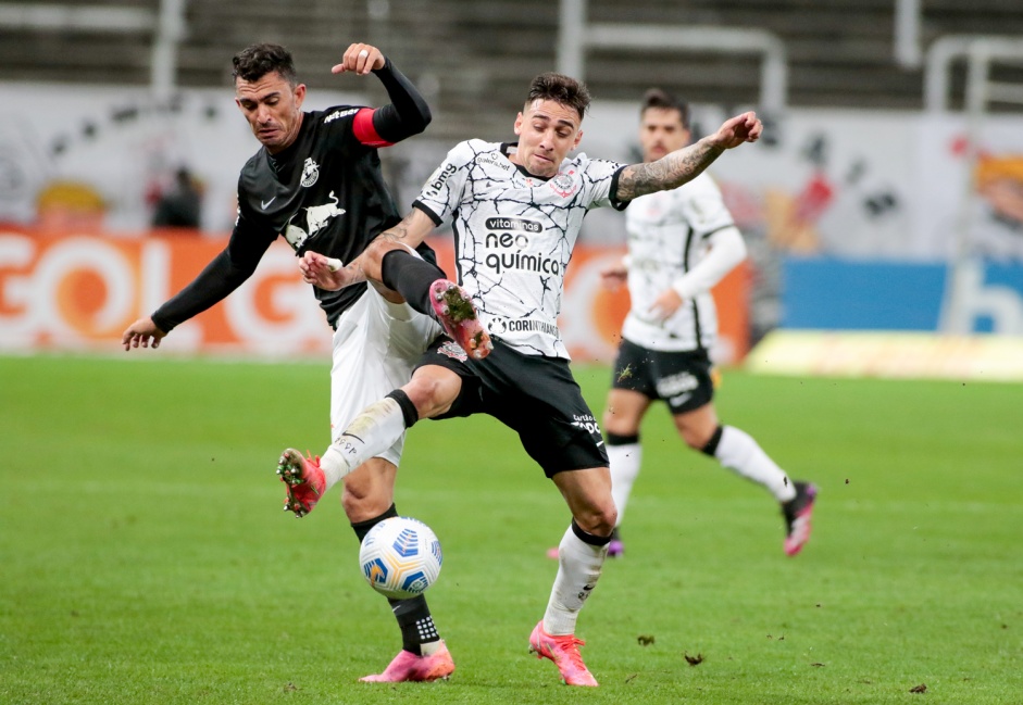Gustavo Silva em ação no duelo entre Corinthians e Red Bull Bragantino, pelo Brasileirão