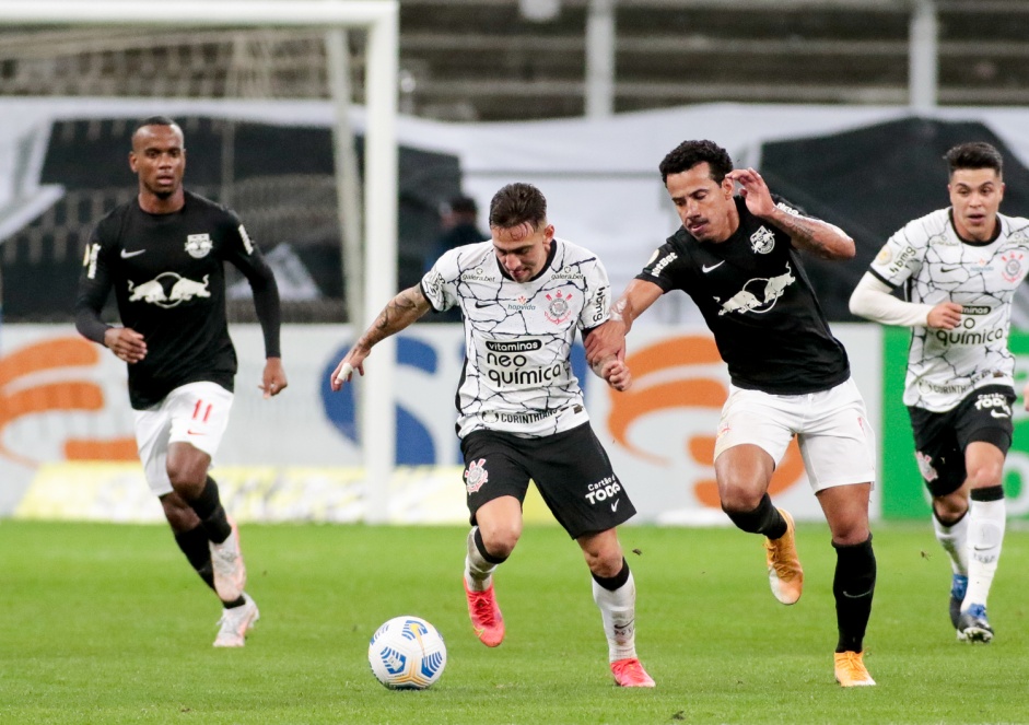 Mosquito (Gustavo Silva) em ação no duelo entre Corinthians e Red Bull Bragantino, pelo Brasileirão
