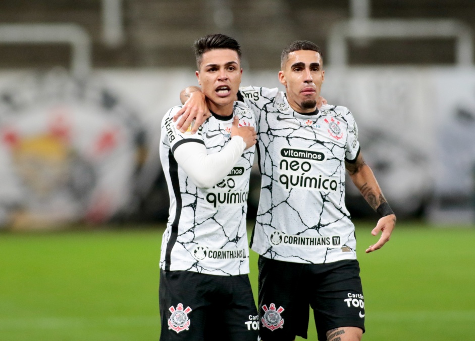 Roni comemorando com Gabriel seu gol contra o Red Bull Bragantino, na Neo Química Arena