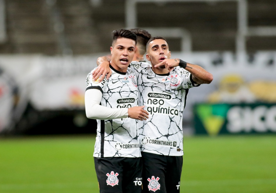 Roni e Gabriel no jogo entre Corinthians e Red Bull Bragantino, pelo Brasileirão