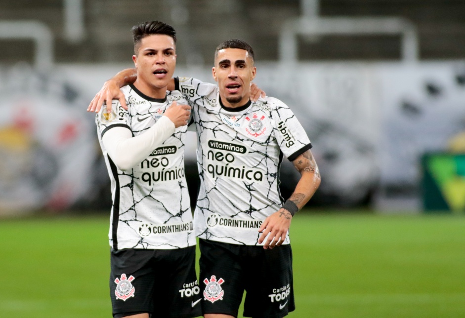 Roni e Gabriel no jogo entre Corinthians e Red Bull Bragantino, pelo Brasileiro