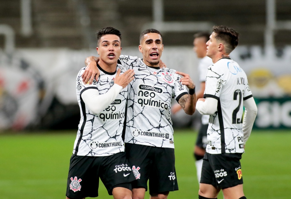 Roni, Gabriel e Vital no jogo entre Corinthians e Red Bull Bragantino, pelo Brasileiro