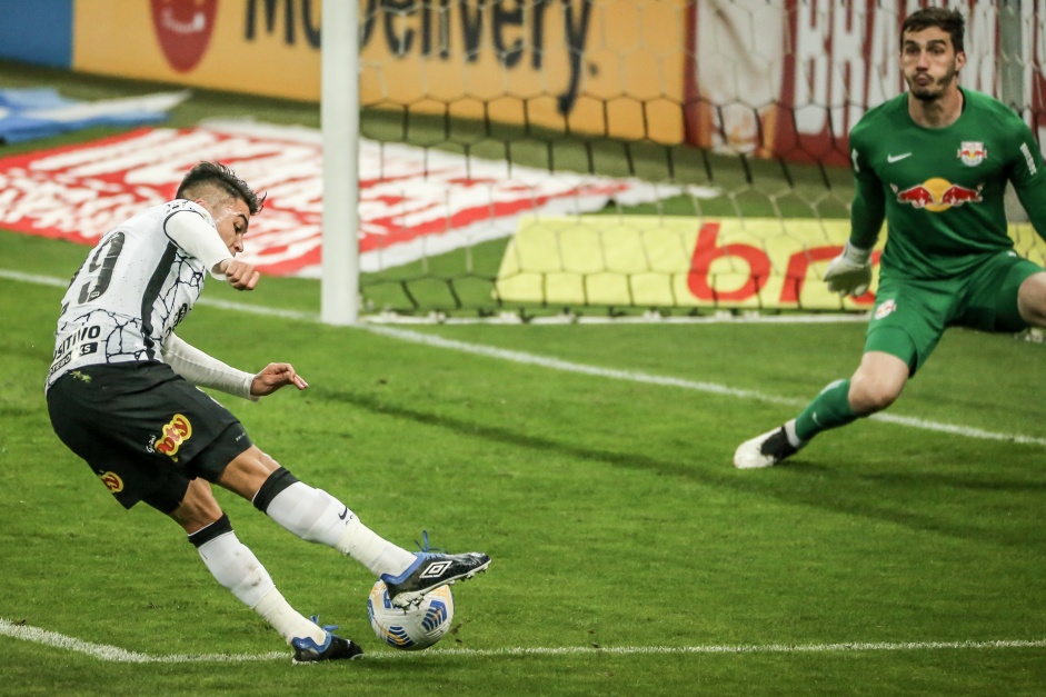 Roni no momento do chute que resultou no gol do Corinthians contra o Red Bull Bragantino