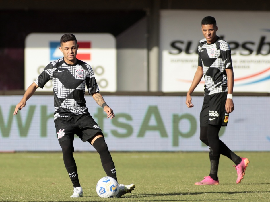 Adson e Varanda se aquecem para partida entre Corinthians e Bahia, pelo Campeonato Brasileiro