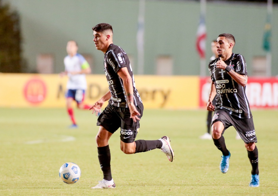Araos e Gabriel na partida entre Corinthians e Bahia, pelo Brasileiro, em Pituau