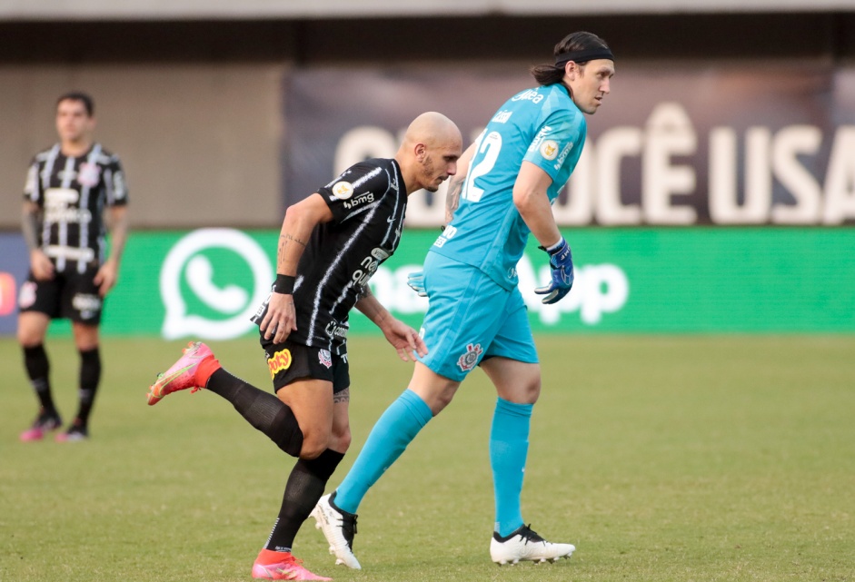 Cássio e Fábio Santos na partida entre Corinthians e Bahia, pelo Brasileiro, em Pituaçu