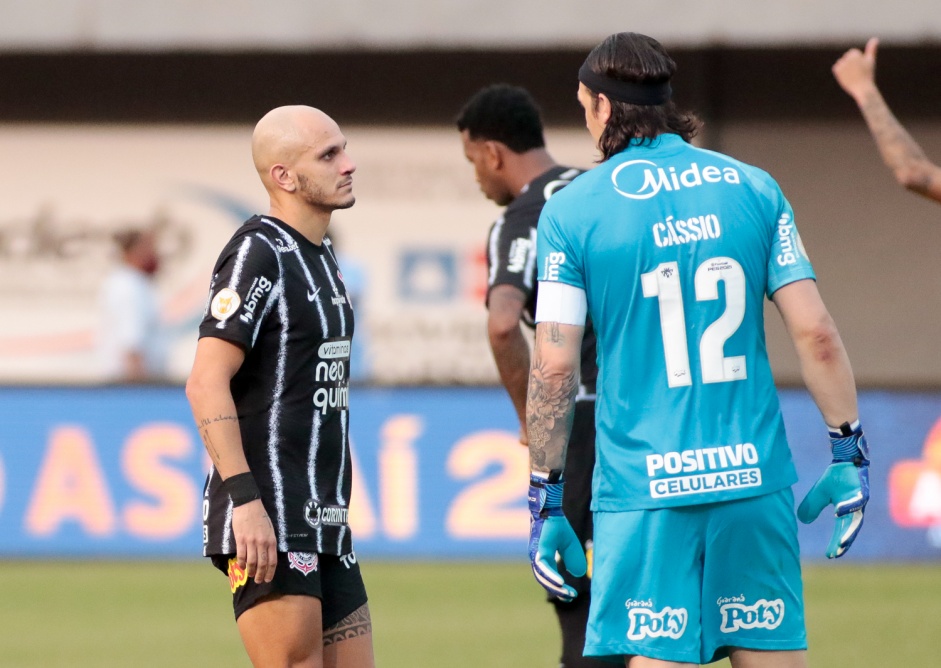 Fábio Santos e Cássio na partida entre Corinthians e Bahia, pelo Brasileiro, em Pituaçu