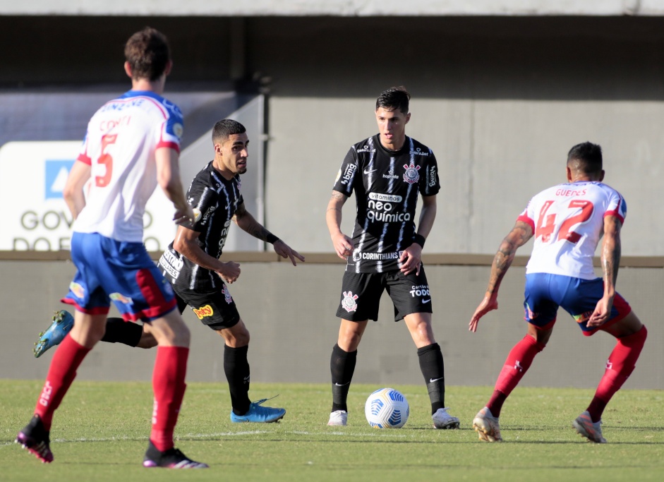Gabriel e Vital na partida entre Corinthians e Bahia, pelo Brasileiro, em Pituaçu