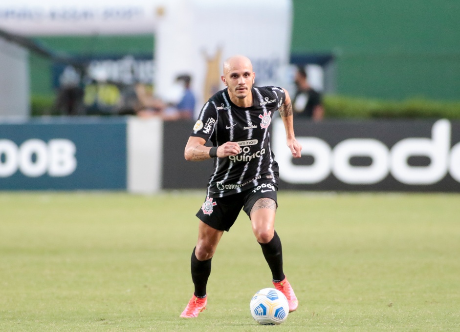 Lateral Fábio Santos na partida entre Corinthians e Bahia, pelo Brasileiro, em Pituaçu
