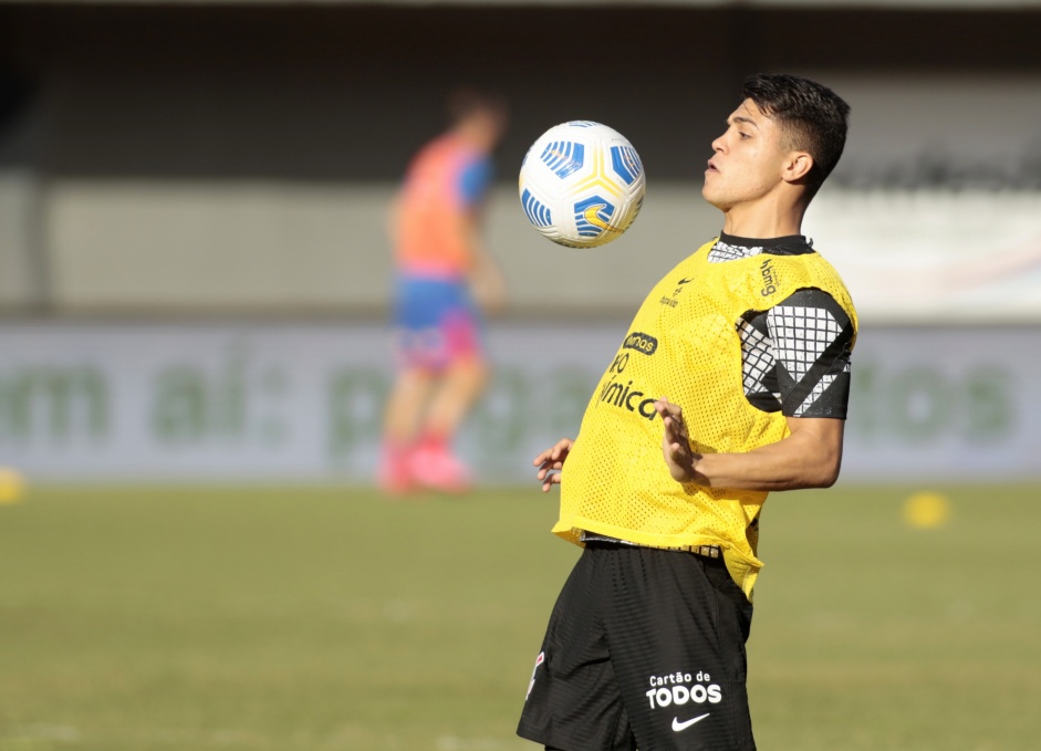 Roni no aquecimento para partida entre Corinthians e Bahia, pelo Campeonato Brasileiro