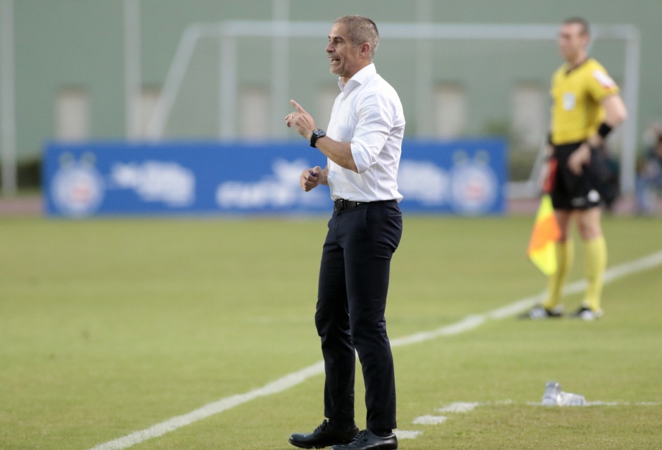 Tcnico Sylvinho na partida entre Corinthians e Bahia, pelo Brasileiro, em Pituau