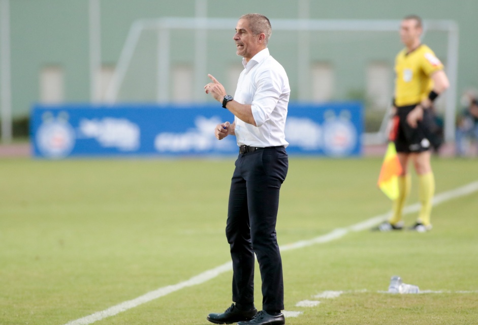 Treinador Sylvinho na partida entre Corinthians e Bahia, pelo Brasileiro, em Pituau