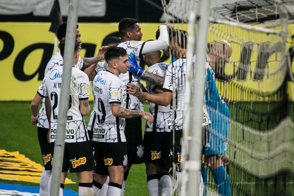 Elenco comemora com J o gol do atacante na partida entre Corinthians e Sport, pelo Brasileiro
