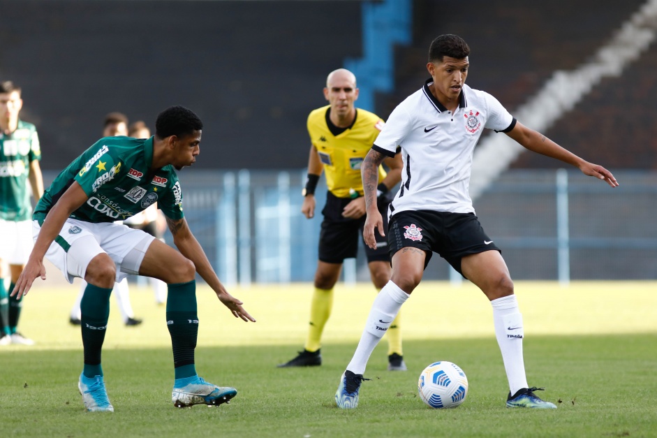 Matheus Matias no jogo entre Corinthians e Coritiba pelo Campeonato Brasileiro de Aspirantes 2021
