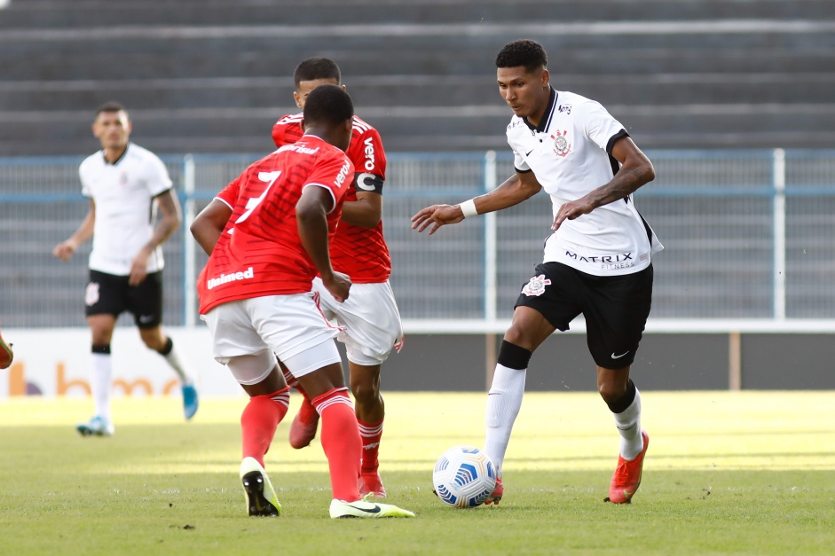 Antony no empate entre Corinthians e Internacional, pelo Campeonato Brasileiro Sub-20