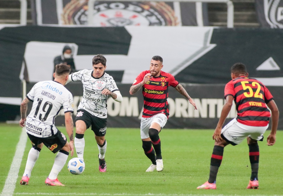 Mosquito e Fagner durante jogo entre Corinthians e Sport, na Neo Qumica Arena, pelo Brasileiro