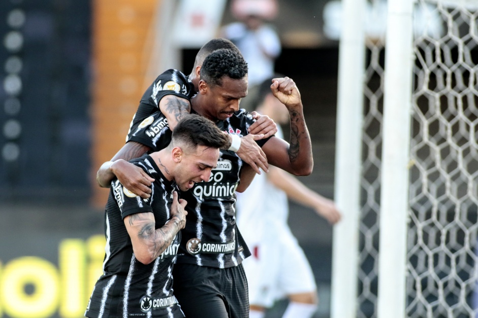 Gustavo Silva e J comemorando o gol do atacante no Fluminense em jogo vlido pelo Brasileiro