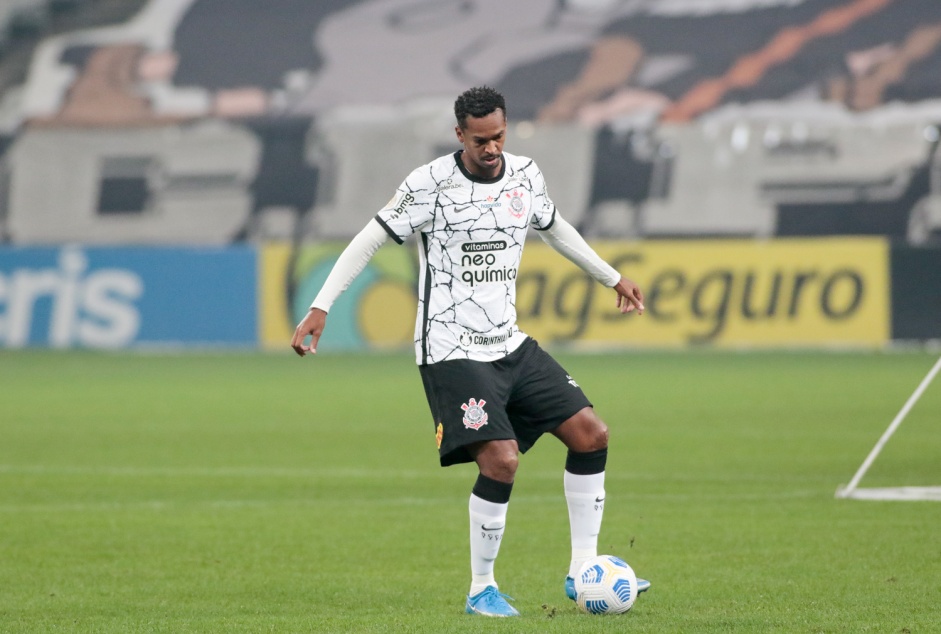 Jô durante o clássico com o São Paulo