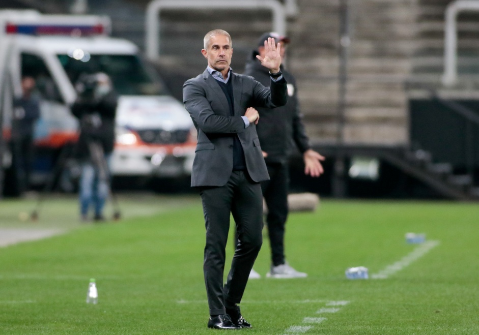 Sylvinho durante o clássico na Neo Química Arena