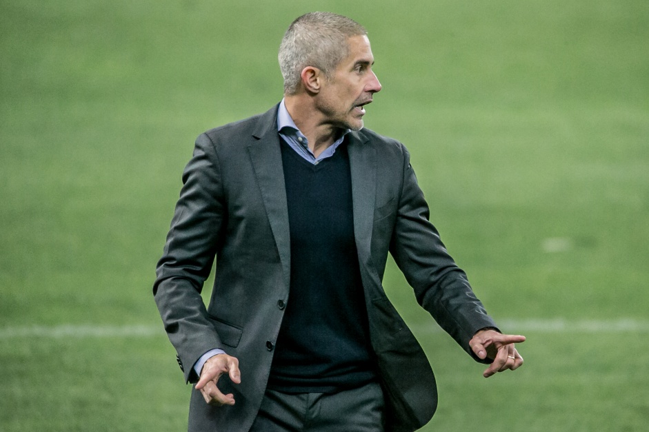 Sylvinho durante partida entre Corinthians e So Paulo, na Neo Qumica Arena