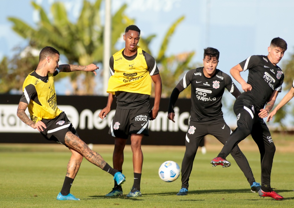 Cau, Roni, Araos e companheiros no treino do Corinthians que se prepara para o prximo jogo