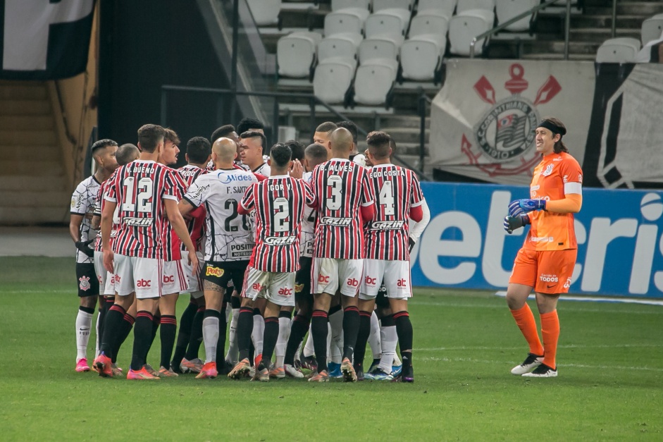 Confusão durante partida entre Corinthians e São Paulo, na Neo Química Arena