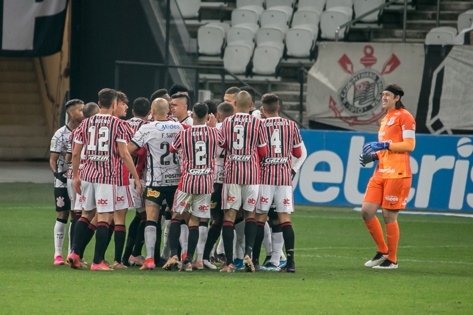 Confuso durante partida entre Corinthians e So Paulo, na Neo Qumica Arena