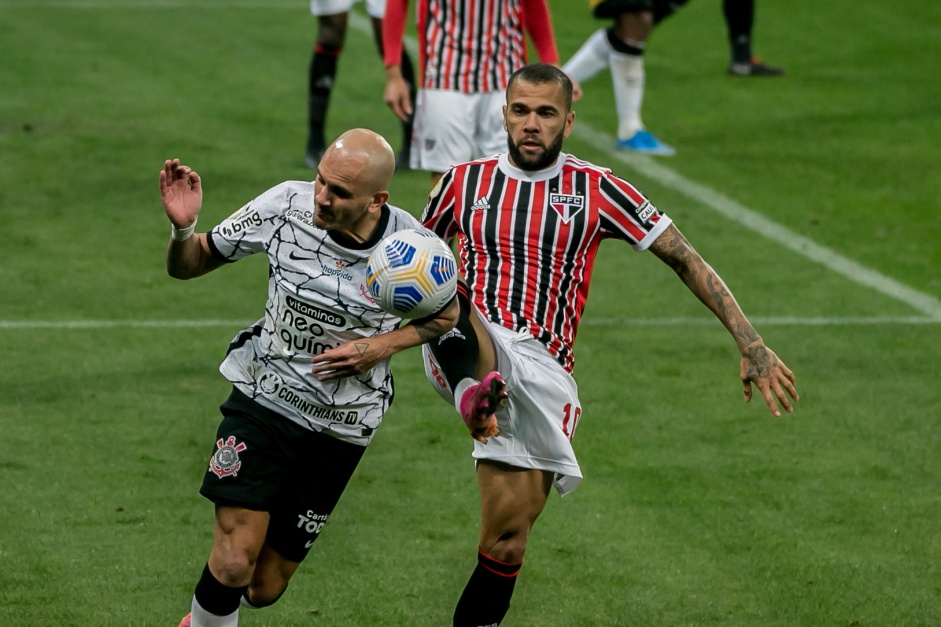 Fbio Santos durante partida entre Corinthians e So Paulo, na Neo Qumica Arena