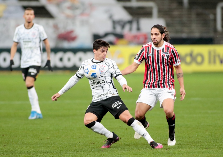 Fagner em jogada com Benítez durante o clássico com o São Paulo