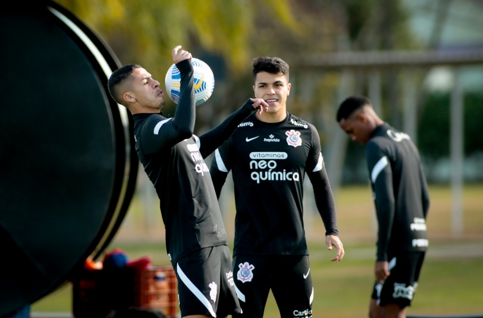 Gabriel e Roni no treino do Corinthians que se prepara para o prximo jogo no Brasileiro