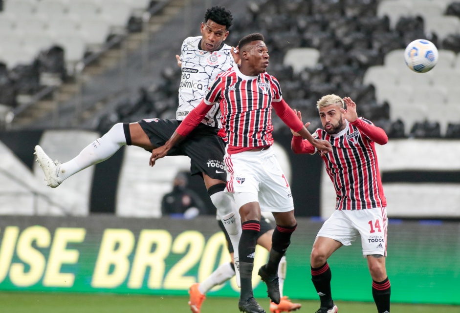 Gil divide a bola com Pelé durante o Majestoso