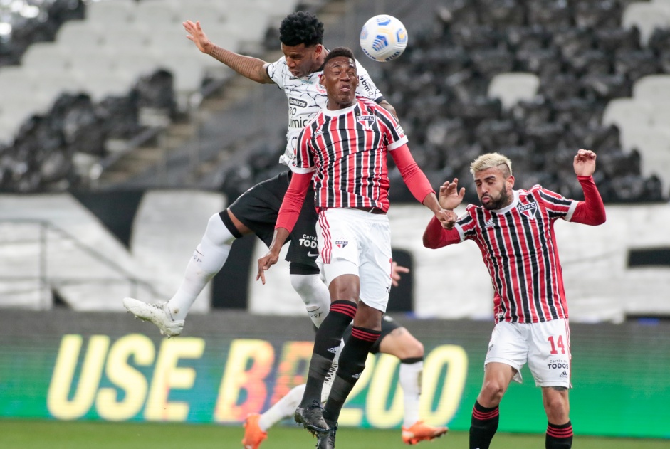 Gil sobe alto para dividir a bola com Léo no clássico