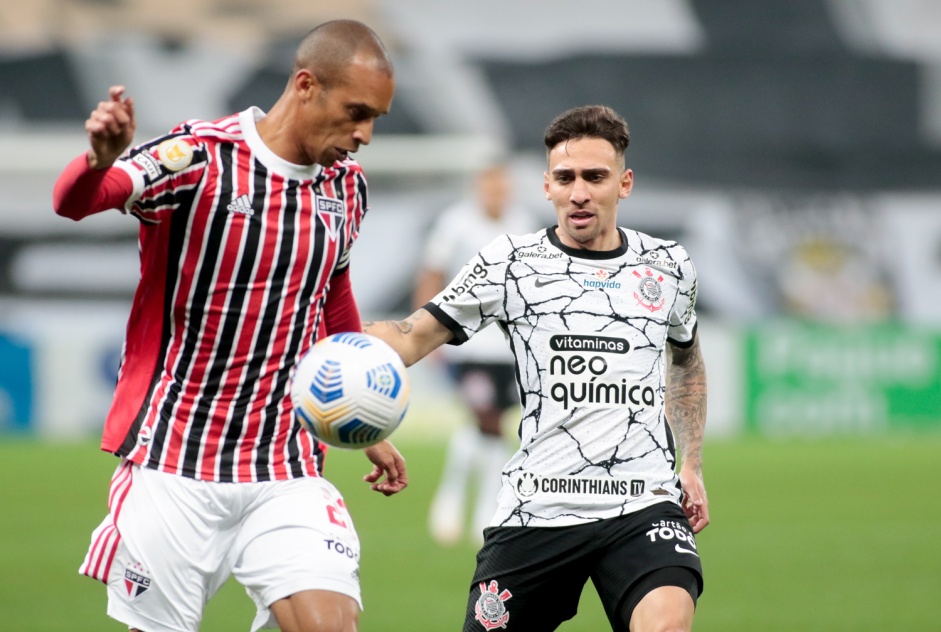 Gustavo Mosquito em disputa de bola com Miranda