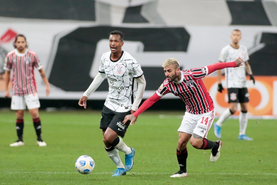 Jô foi elogiado pelo desempenho durante o clássico